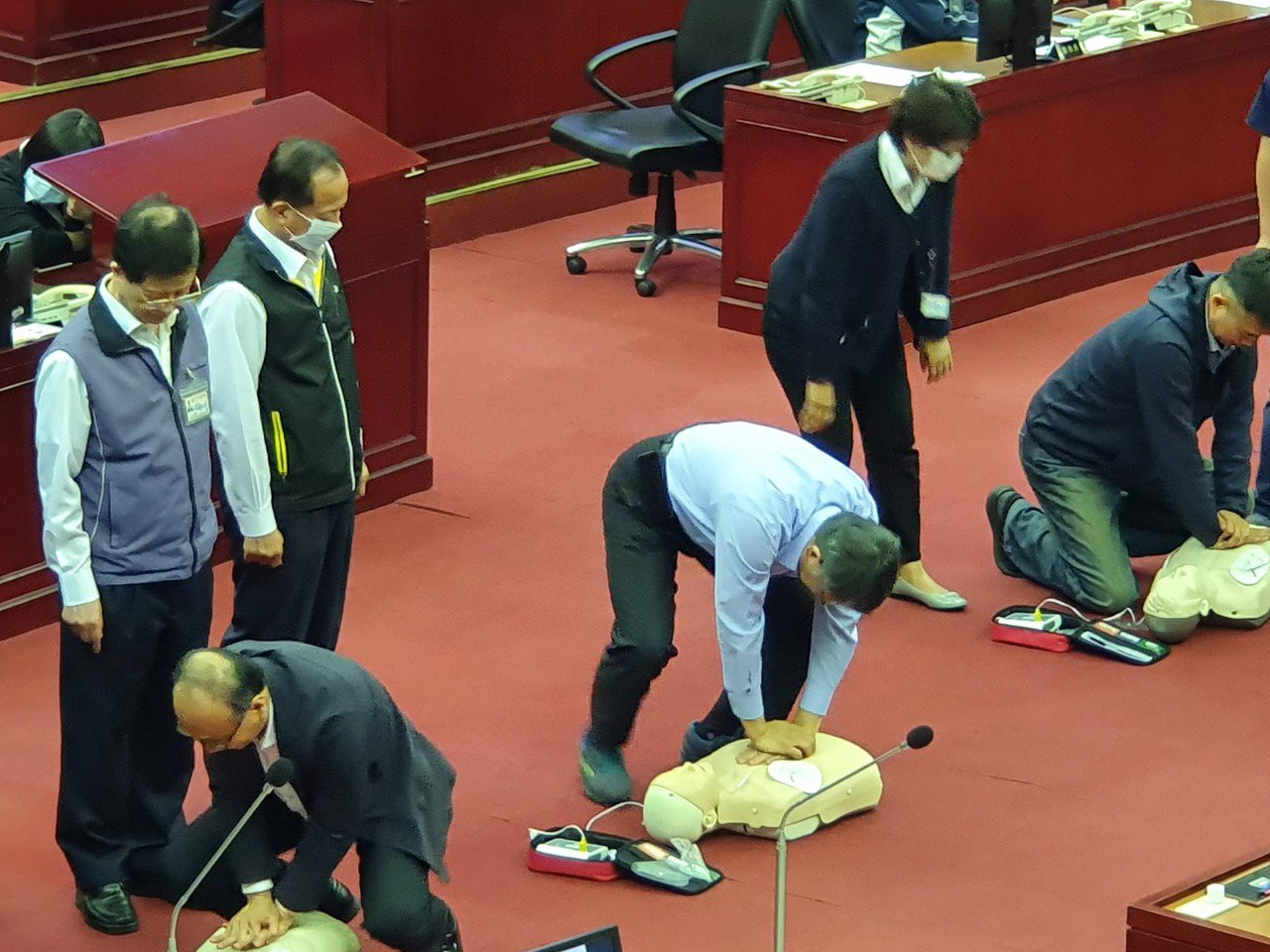 台北市議員應曉薇下午總質詢時，請柯文哲和其他局處長親自使用操作AED。記者楊正海／攝影