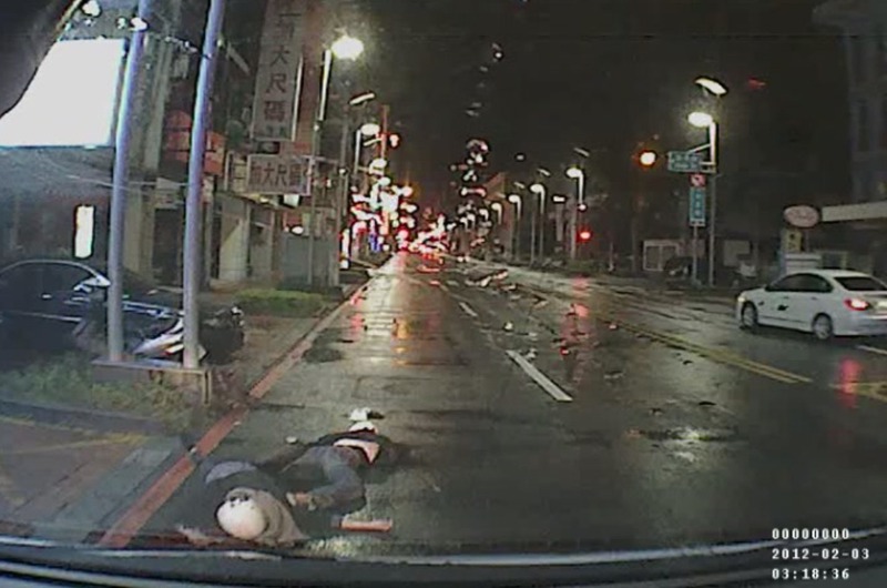 2012年2月間，新竹市區發生一起機車自撞路燈的死亡車禍，造成一死一傷，路口監視器的畫面模糊不清，但救護車的行車記錄器拍下死者安全帽的花紋。圖／讀者提供