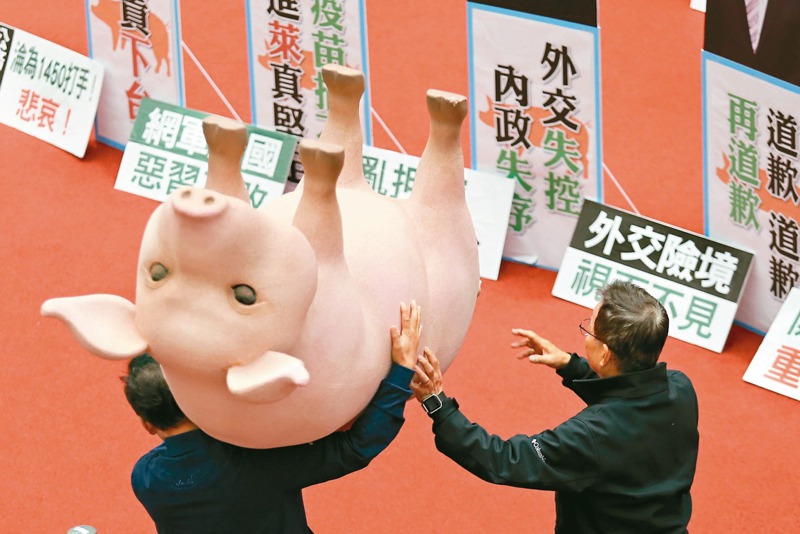 行政院長蘇貞昌諷刺國民黨立委每天抬道具豬杯葛，「如果那隻豬會講話，一定也覺得煩死了」。圖／聯合報系資料照片