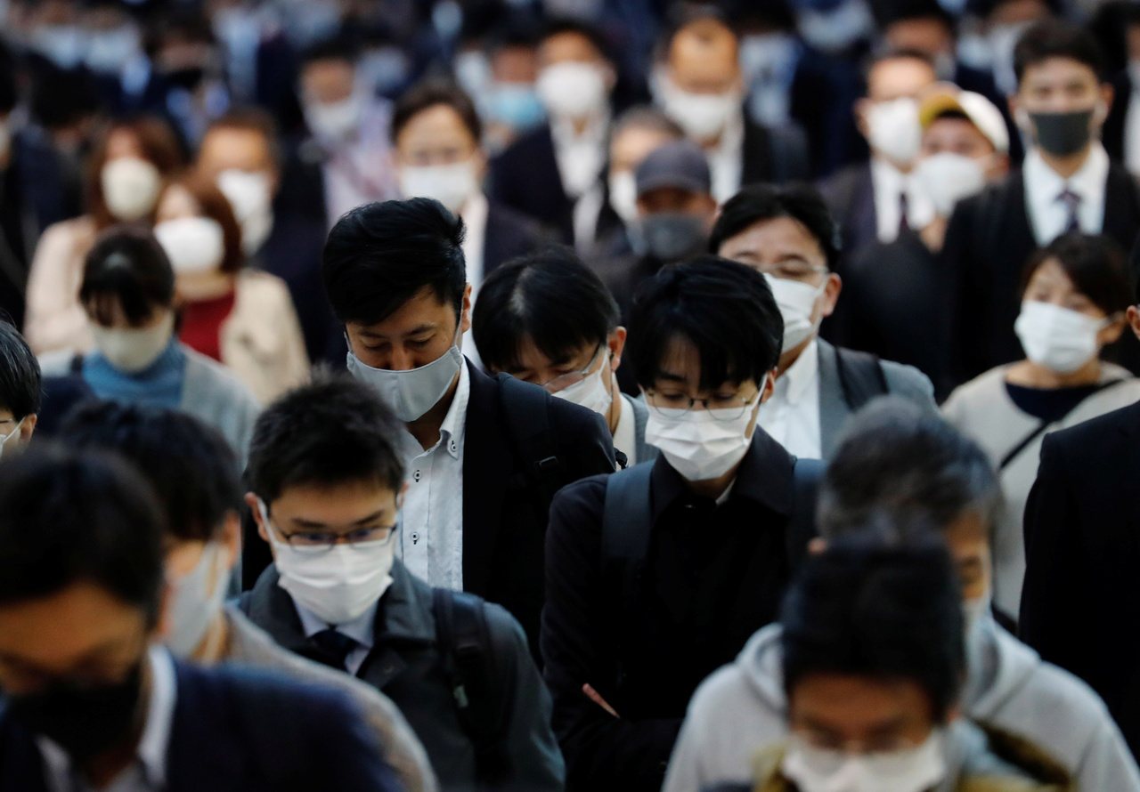 日本和歌山縣政府針對感染2019冠狀病毒疾病（COVID-19）出院患者進行調查，發現近半患者出院後疑似出現後遺症，例如嗅覺或味覺障礙、呼吸困難等。