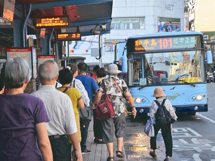 基隆市65歲以上老人，可無限次免費搭市營公車，學者建議比照雙北一個月限制60次免費搭乘。圖／聯合報系資料照片