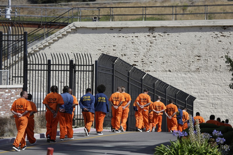 加州聖昆丁州立監獄今年五月爆發疫情，超過二千二百名囚犯及二九八名監獄人員確診，及廿八名囚犯和一名監獄人員死亡。美聯社