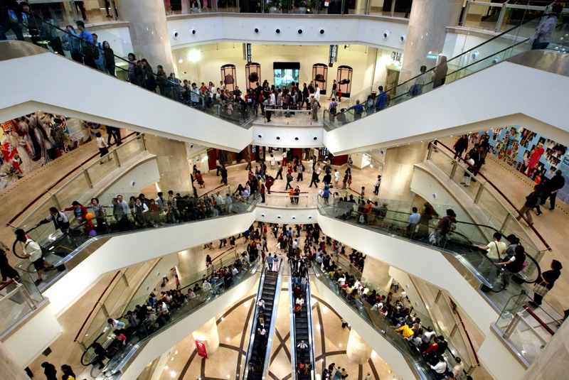 2003年11月14日台北101購物中心開幕，吸引不少民眾慕名而來，上百家精品時尚名店，挑高的空間計設，讓購物有不同的享受。圖／聯合報系資料照片