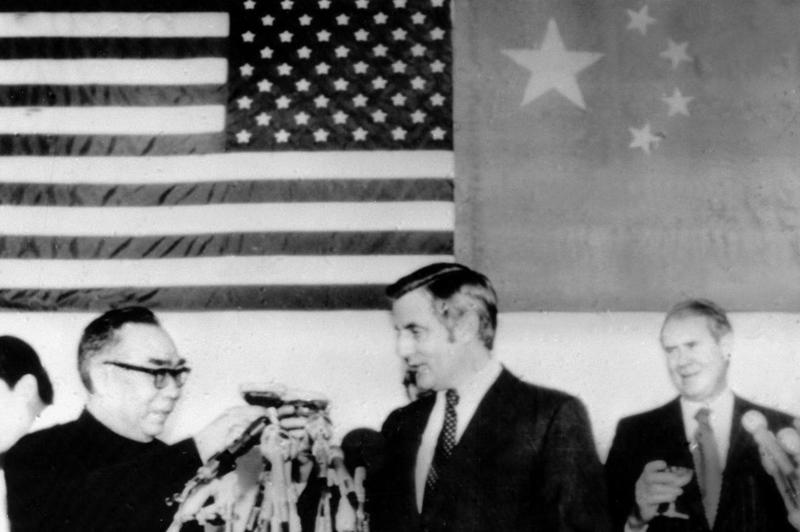 1978年美國卡特總統與大陸外交代表柴澤民（左一）談話時，明確知道武力解決台灣問題是大陸選項之一，但仍與中國建交，圖為1979年柴澤民和美國副總統蒙代爾共同舉杯，慶祝中美建交。新華社