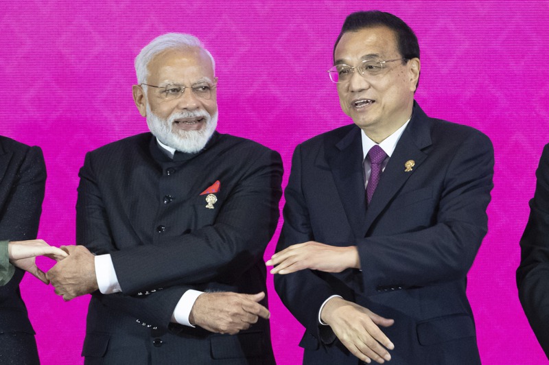 印度在去年11月4日第三屆RCEP高峰會後反悔不參加，擔憂與中國和東協其他國家貿易失衡是主因，圖為去年峰會上印度總理莫迪（左）與中共總理李克強（右）合影。美聯社