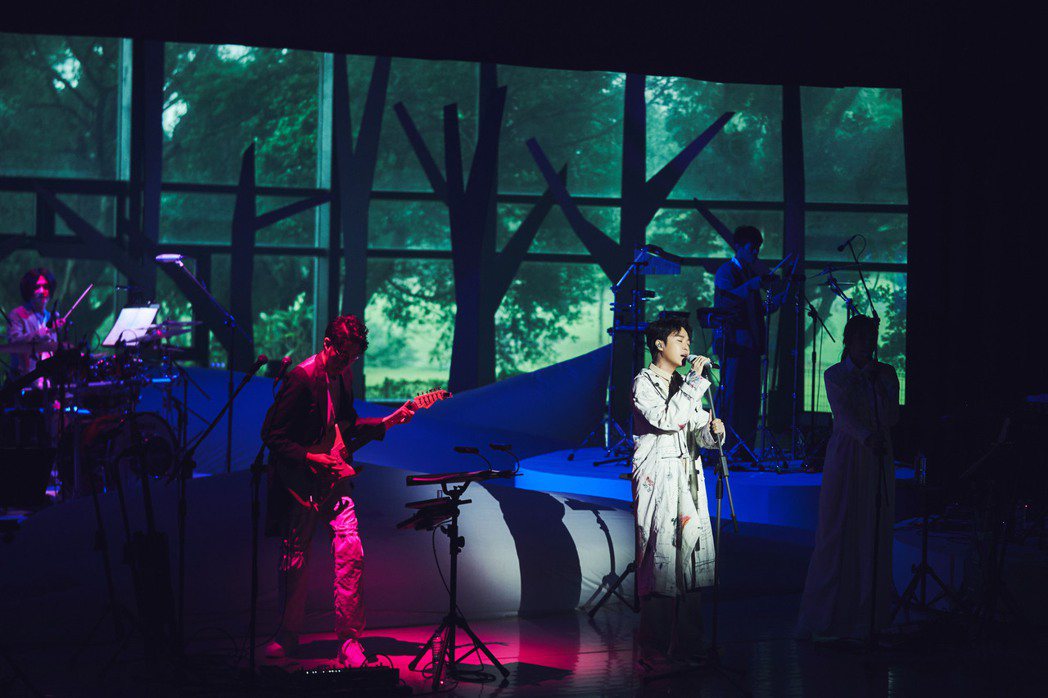 吳青峰14日於雲門劇場舉行「上下冊」演唱會。圖／環球音樂提供