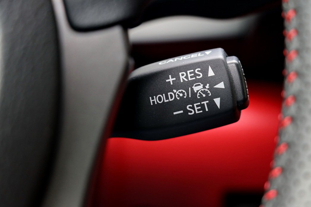 IS更進一步強化主動安全科技，升級標配Lexus Safety System +...