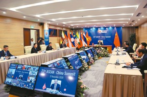 RCEP最早由東南亞國協發起，第37屆東協峰會12日於越南河內開幕，此次峰會最大亮點是RCEP將在15日閉幕會前簽署。路透