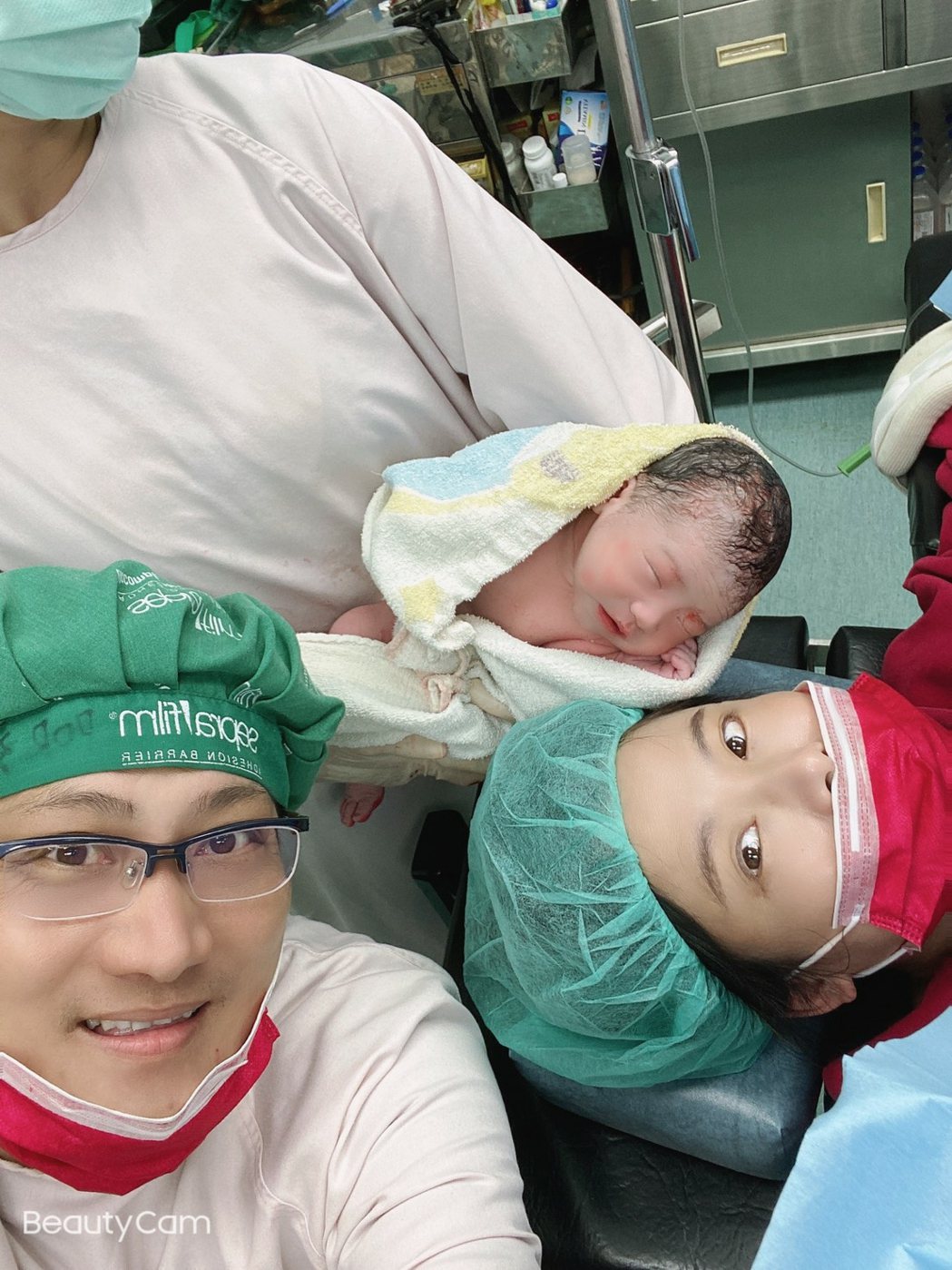 楊哲（左）陪老婆產下1名男嬰。圖／豪記唱片提供