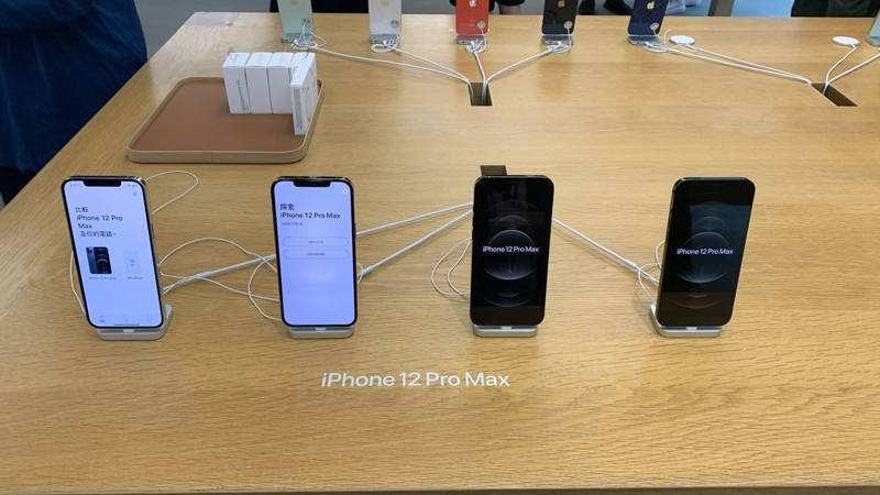 iPhone 12 Pro Max 全色。（陳錦洪 攝）