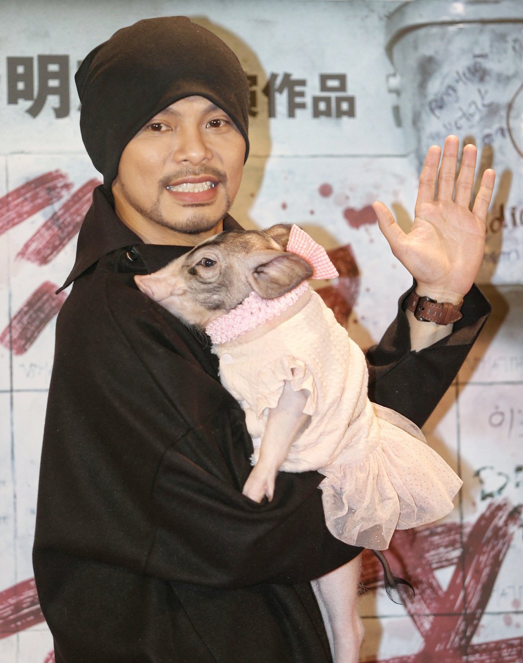 黃明志抱著小豬出席最新執導電影「你是豬」首映會。記者侯永全/攝影