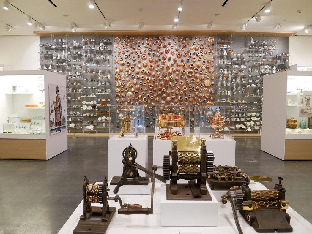 一進查克威廉斯博物館就可看見牆上壯觀的銅製模具