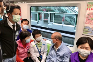 台中首條捷運16日開放試乘，市長盧秀燕邀請議長張清照等人體驗，並親自導覽。記者洪敬浤／攝影