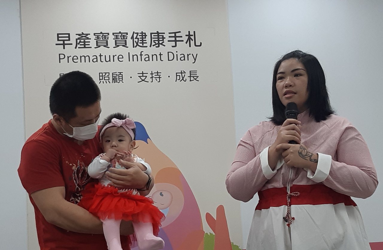 棠棠媽媽（右）分享試用「早產寶寶健康手札」的心得。記者邱宜君／攝影