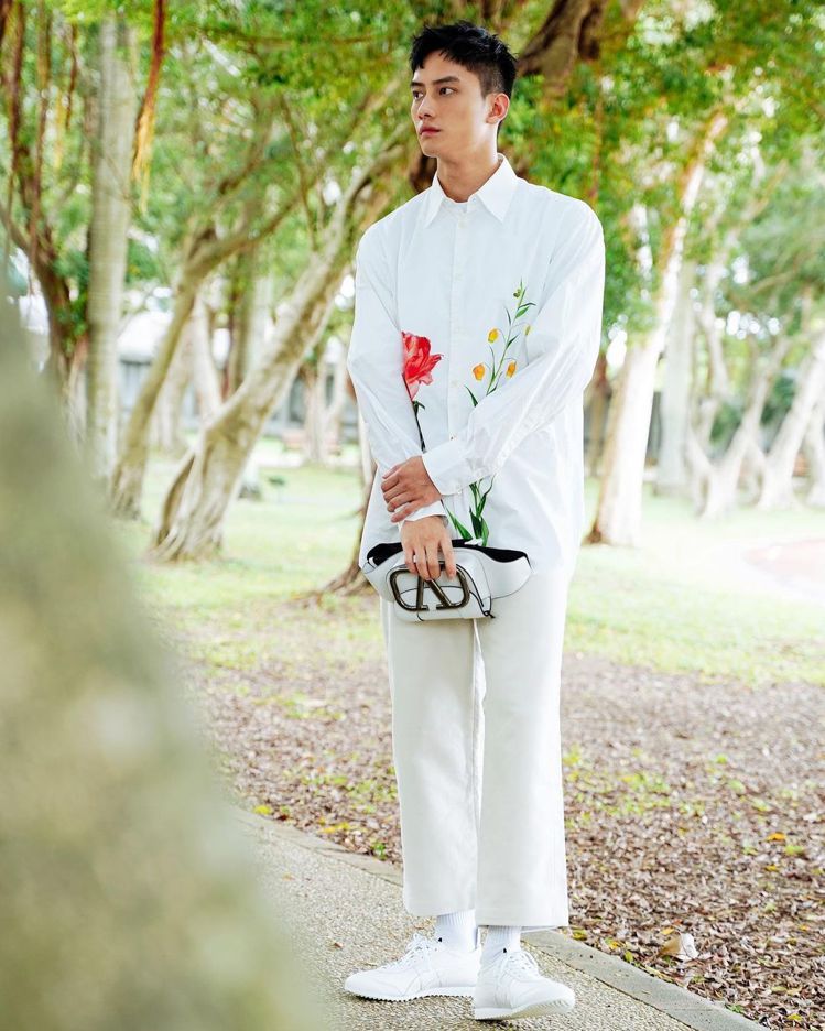 范少勳穿VALENTINO秋冬白色花朵服飾，化身白馬王子。圖／摘自IG