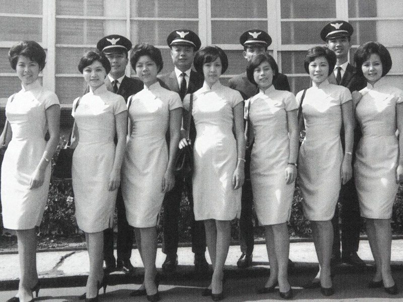 1967年的華航空服員合影，包括第一至三期人員。圖／中華航空同心協會提供