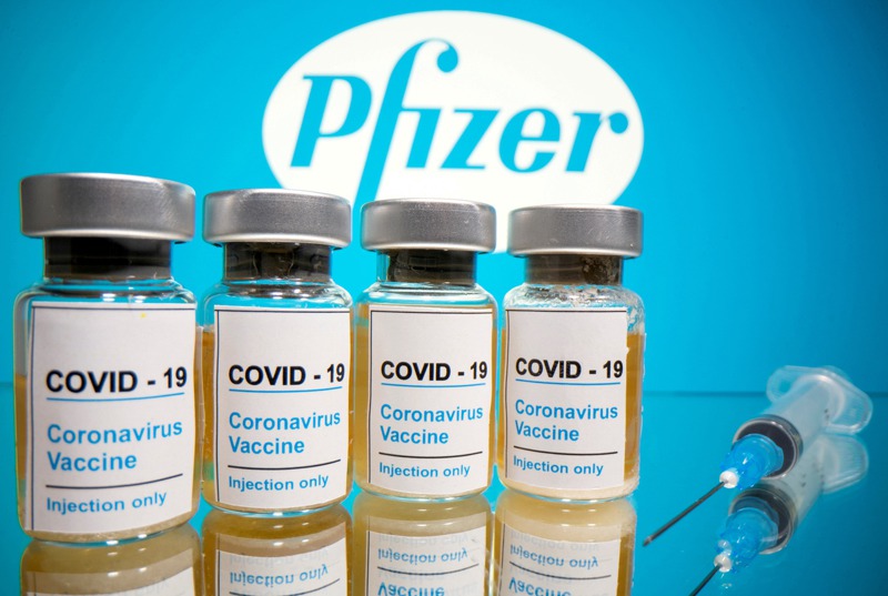 今年夏天，美國製藥大廠輝瑞公司與美國政府達成價值台幣560億元的「預購協議」，政府保證為輝瑞最終交貨的1億劑新冠疫苗買單。圖為輝瑞商標與新冠疫苗示意圖。路透