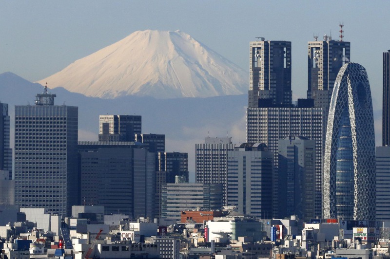 東京積極出招想吸引香港跨國企業進駐。圖為東京的摩天大樓，背景是富士山。美聯社