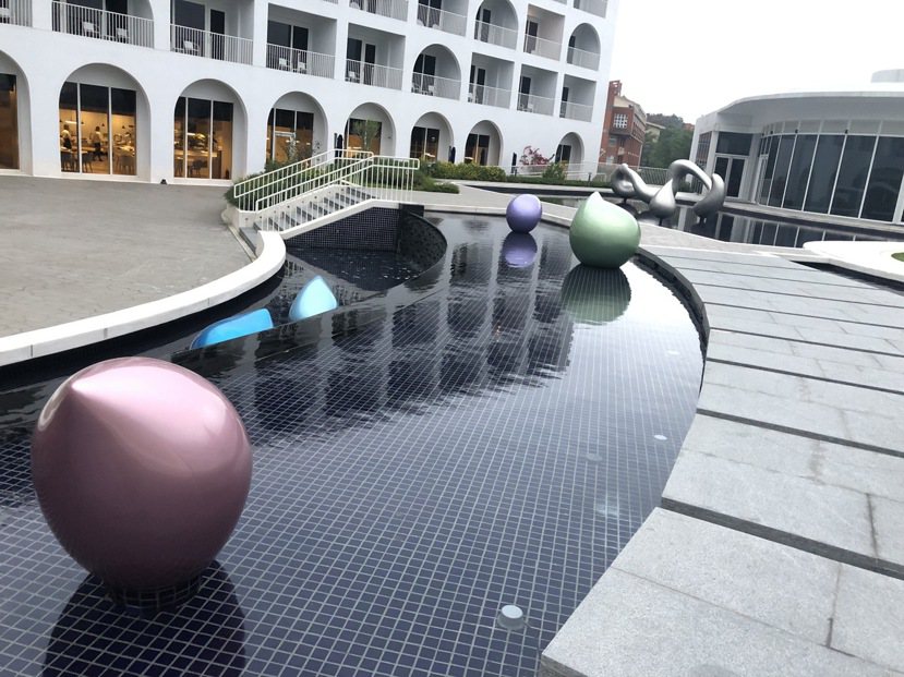 雕塑家蒲浩明在淡水滬尾藝文休閒園區戶外廣場的公共藝術《小水滴．唱歌》等系列，吸引...