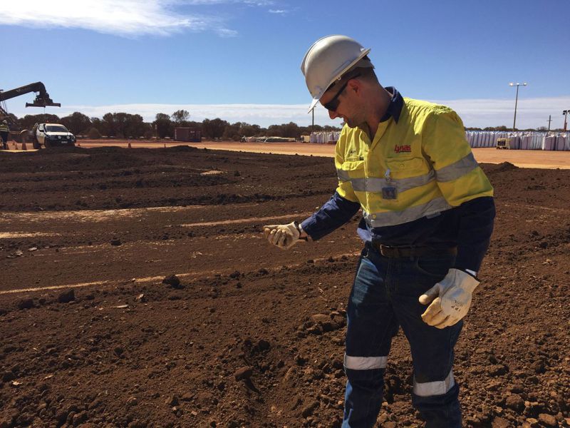 澳洲礦場工人展示曝曬中的稀土精礦，這批礦產之後將送往馬來西亞進行提煉加工。路透