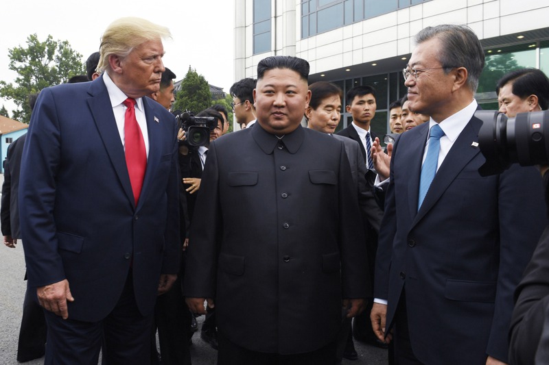 去年美國總統川普（左起）與北韓領導人金正恩、南韓總統文在寅會談。美聯社