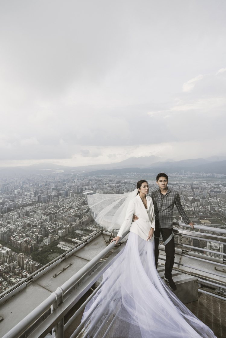 新人們在台北101 Skyline 460拍攝婚紗照必須全程配戴安全設備。圖／LinLi Boutique提供