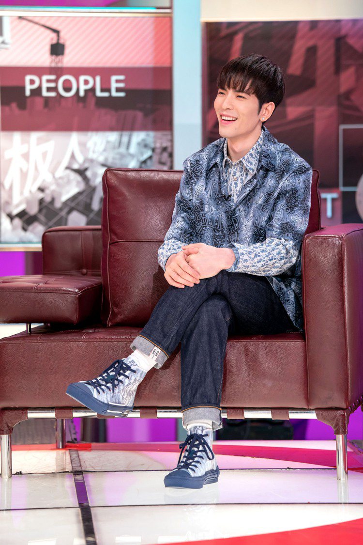 蕭敬騰在「TVBS看板人物」節目上穿DIOR MEN早秋系列Shawn Stussy塗鴉服裝以及Oblique印花休閒鞋。圖／DIOR提供
