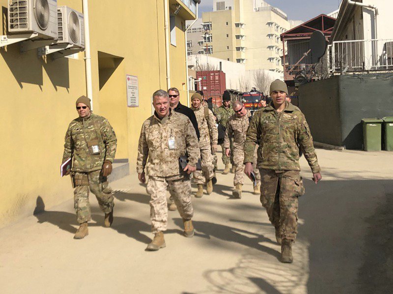 美軍駐阿富汗近20年，在當地犧牲6900名官兵、5萬2000多人受傷。圖為美國中央司令部司令麥肯錫（中）今年1月赴阿富汗喀布爾視察當地美軍。美聯社