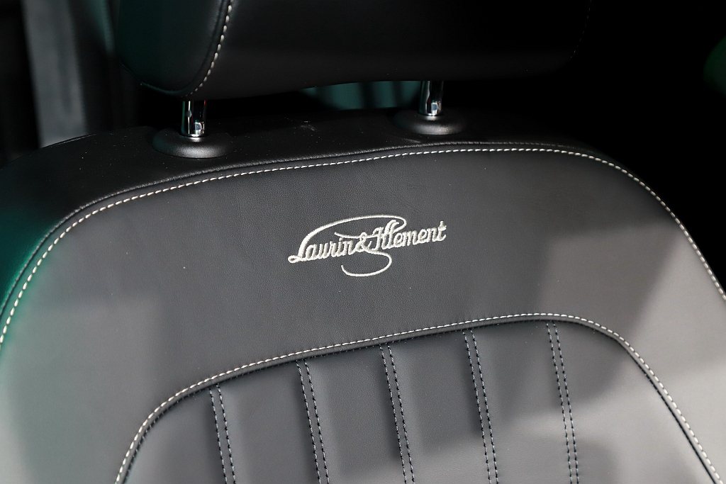座椅區隔舒適豪華型的黑色真皮座椅（頂規的L&K車型為棕色/黑色雙色）、Sport...