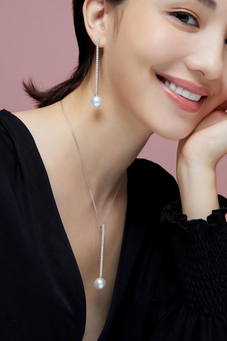模特兒配戴MIKIMOTO垂墜珍珠鑽石項鍊，39萬元；及長鑽石鍊耳環，48萬元。圖／MIKIMOTO提供