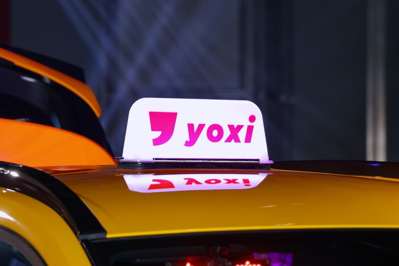 豐田汽車總代理和泰汽車的小黃計程車隊「Yoxi」（Your Taxi），19日正式成軍，圖為車隊燈箱識別。記者陳威任／攝影