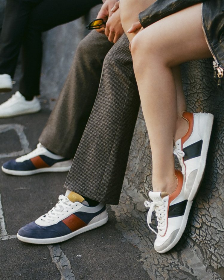 TOD'S秋冬運動鞋款以修長鞋身和拼接元素呈現出復古風情，不同材質、色...