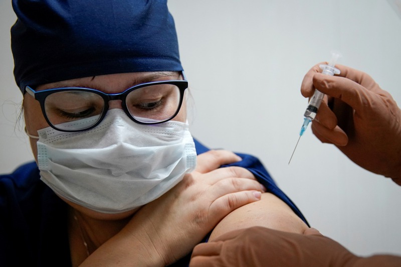 俄羅斯一名醫護人員注射實驗性新冠疫苗。路透