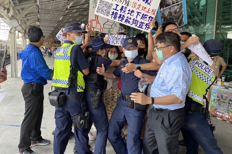 聲援台南鐵路地下化拆遷戶的學生，向參加活動的市長黃偉哲嗆聲抗議。 圖／聯合報系資料照