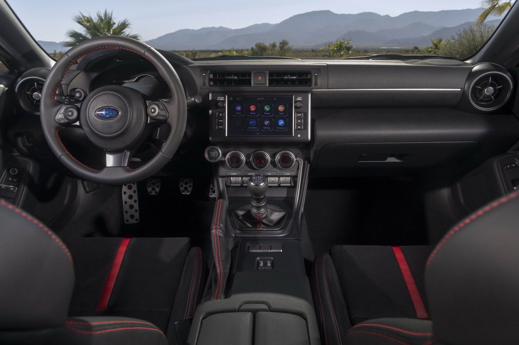 Subaru BRZ全新的內裝鋪陳。 圖／Subaru提供