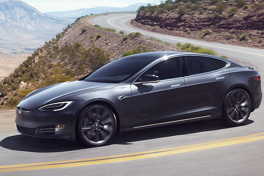 Tesla Model S全電動傳動系統可在各種天候中提供無與倫比的性能—具備雙...