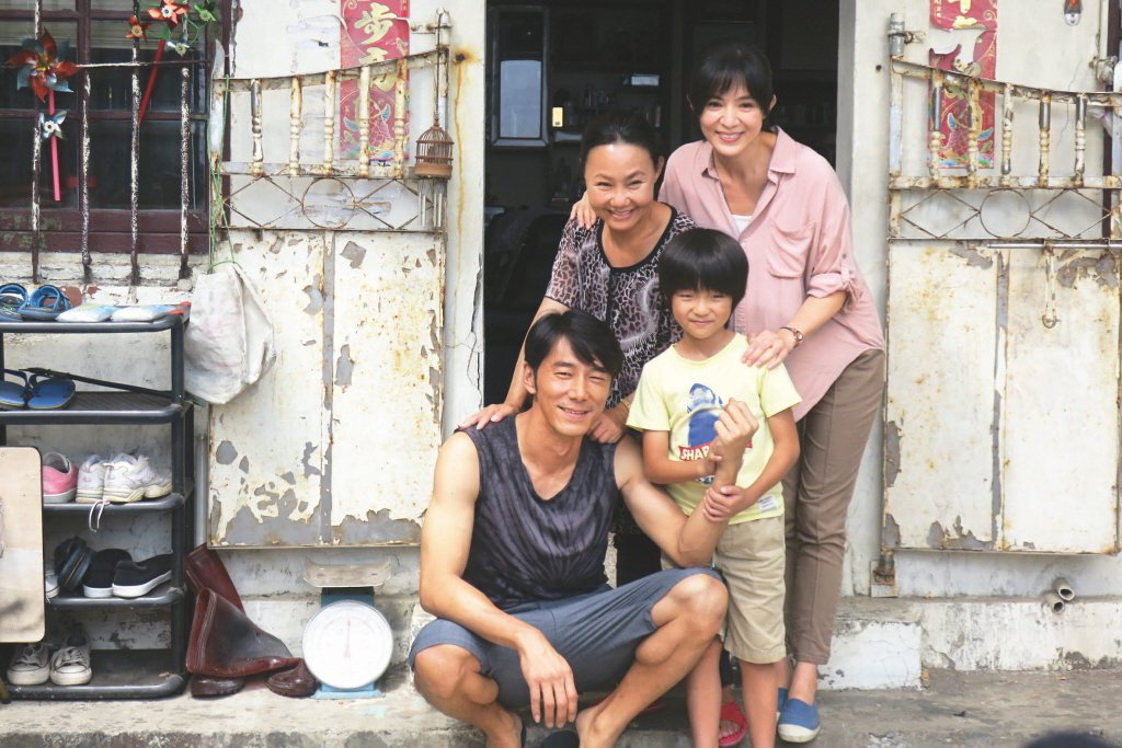 李李仁（前起）、白潤音、呂雪鳳、楊采妮是「嗨！神獸」中的家人。圖／報系資料照片