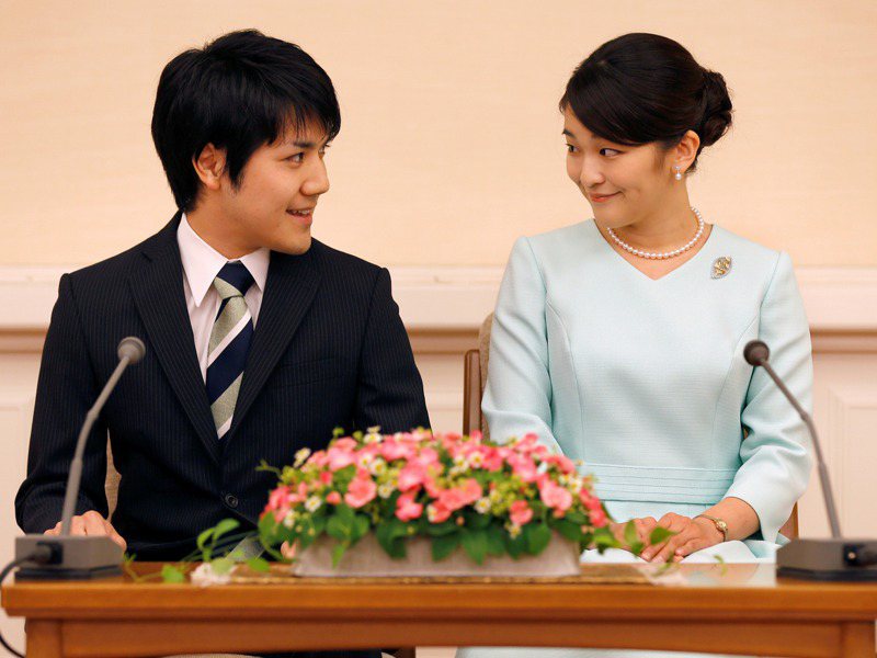 日本皇嗣秋篠宮文仁親王長女真子公主與跟未婚夫小室圭2017年宣布訂婚的記者會。路透