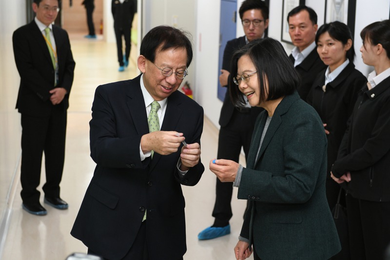 總統蔡英文今年2月間參訪竹北生醫園區內的高端疫苗公司，了解新冠肺炎疫苗狀況。圖／高端疫苗提供