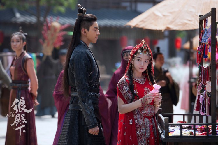 王大陸(左)和郭書瑤在「狼殿下」中有特別出色的演出。圖／京騰娛樂提供