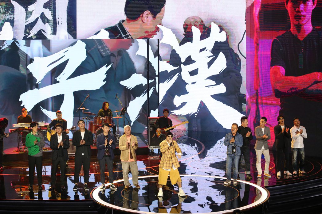 第57屆金馬獎頒獎典禮在國父紀念館舉行，黃明志（中）帶來表演「小鮮肉變男子漢」。...