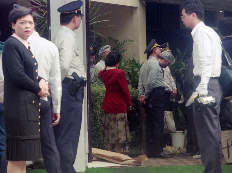 1996年11月21日當年的桃園縣長劉邦友官邸傳出血案，大批檢警在案發現場採證。圖／聯合報系資料照片