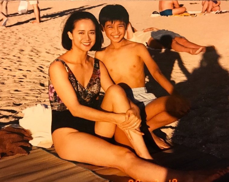 湯蘭花陪著11歲的兒子出國念書時，於夏威夷合影。 圖／取自50+(Fifty P...