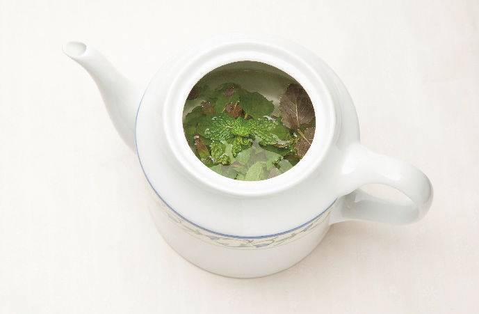 大多數薄荷茶是在紅茶中添加薄荷香味，但也有如照片般直接沖泡薄荷生葉的飲用方式。 ...