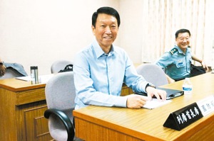 前參謀總長李喜明（左）近來動作頻頻，被解讀有意更上一層樓爭取下一任的國防部長。圖／聯合報系資料照片