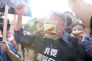 2020「秋鬥」遊行昨天在凱道集結登場，旺旺集團總裁蔡衍明蔡衍明，身著「我要言論自由」的黑色T恤，口戴貼有紅色叉叉的綠色口罩出席支持。記者黃義書／攝影