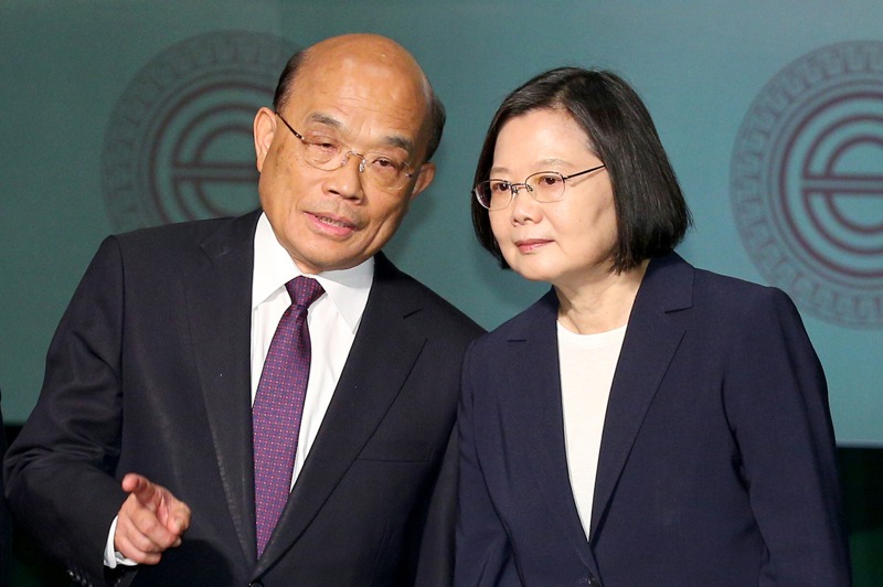 國民黨副秘書長李彥秀表示，總統蔡英文（右）當初找蘇貞昌（左）接任行政院長，本來就是權宜之計，是過渡內閣。圖／聯合報系資料照片
