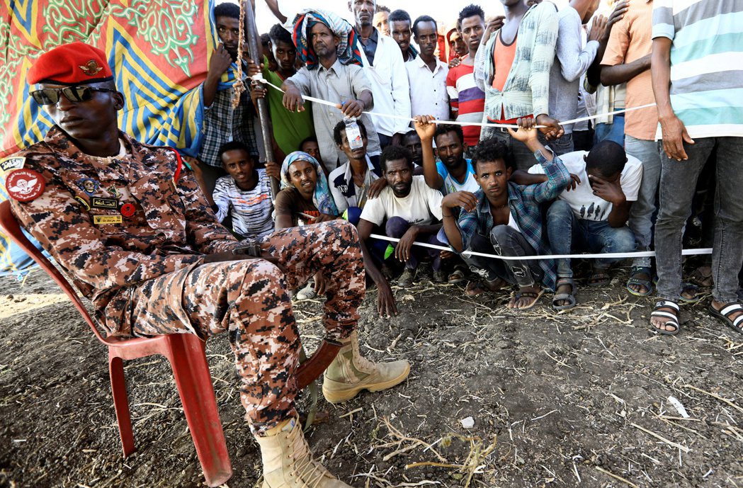 圖為一名蘇丹軍人，在蘇丹與衣索比亞邊界的法夏加難民營（Fashaga camp）...