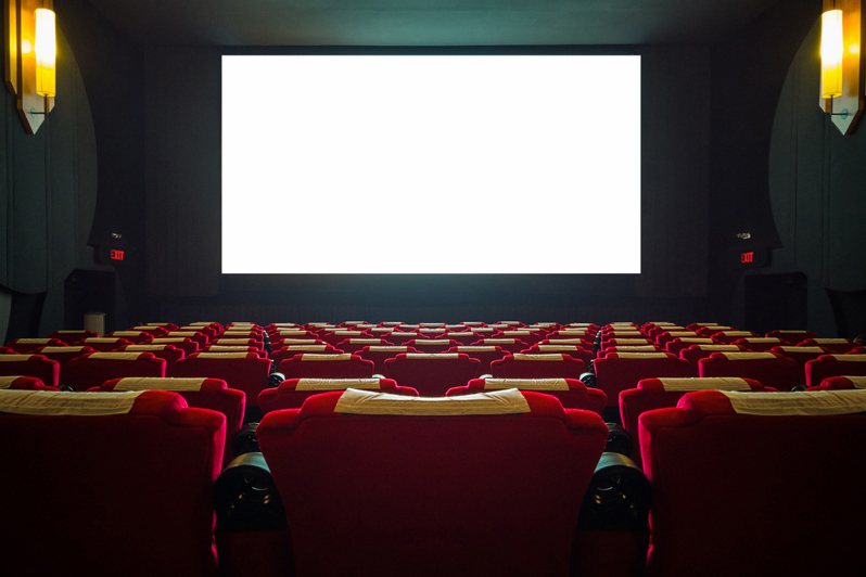 一名女網友想約暗戀的對象看電影，但不知道該選什麼座位比較適合，只好求助鄉民們的意見。 圖／ingimage