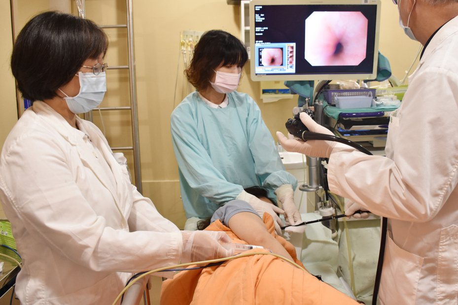 澄清醫院麻醉科醫師柯吉貞醫師（左一）為患者進行無痛胃鏡檢查。圖／澄清醫院提供